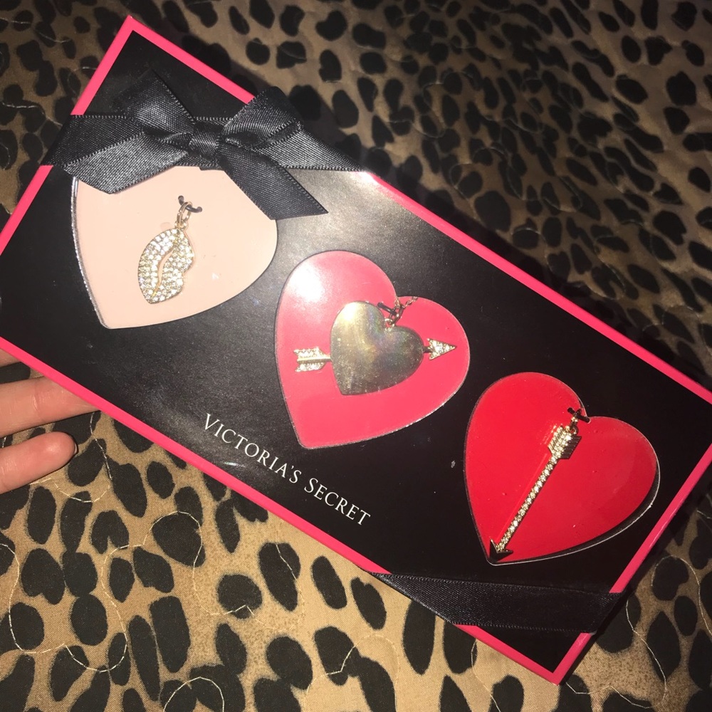 Victoria’s secret necklace set BRAND NEW